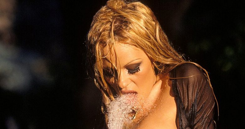 Pamela Anderson: Η γυναικάρα που έκανε το Baywatch must!!! 15