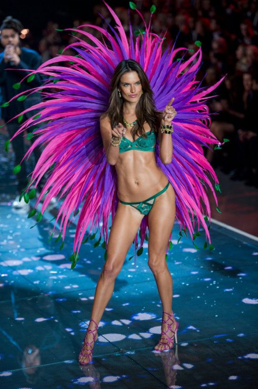 Alessandra Ambrosio – 2015 Victoria’s Secret Fashion Show 25