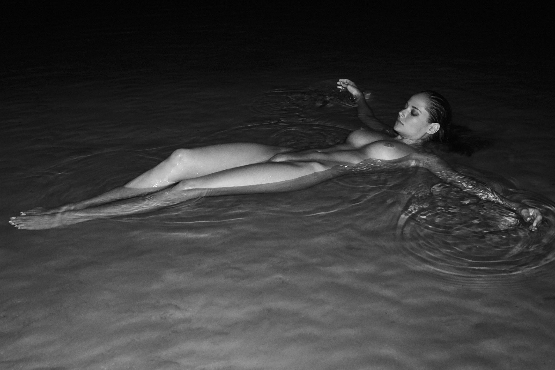 Genevieve Morton Nude & Sexy (48 Photos) 42