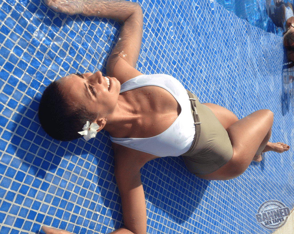 YesJulz: Sex tape & Nude Pics 29