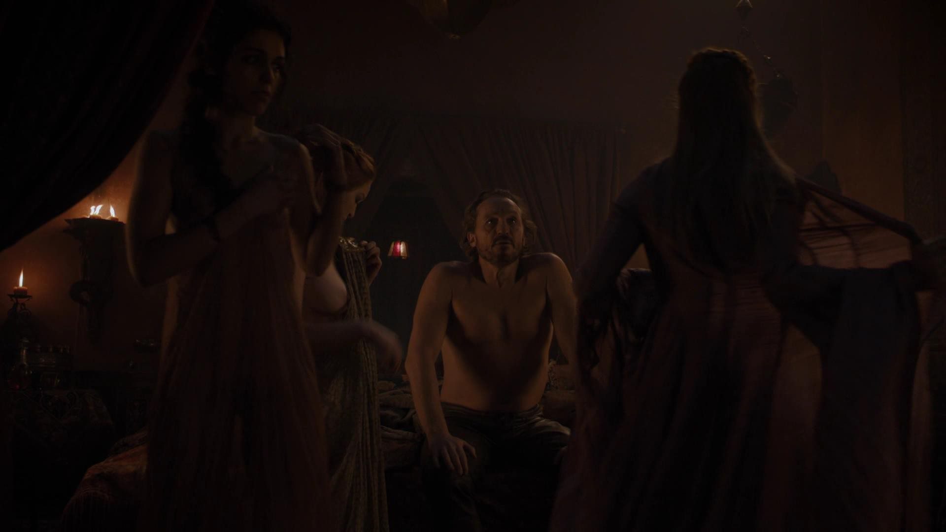 Lucy Aarden, Josephine Gillan, Marina Lawrence Mahrra, Game Of Thrones S08e01 Nude Scene 010