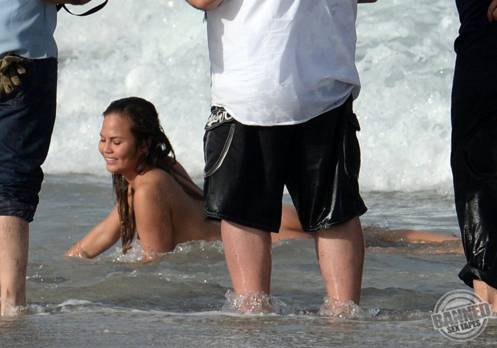 Chrissy Teigen Naked Photos 033