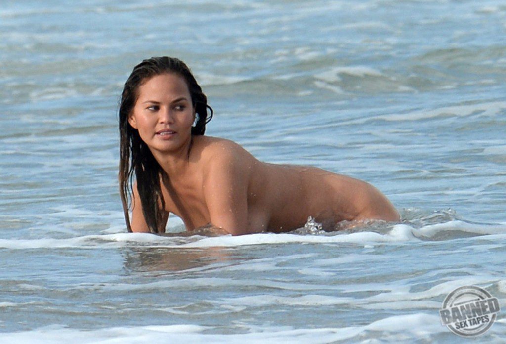 Chrissy Teigen Naked Photos 036