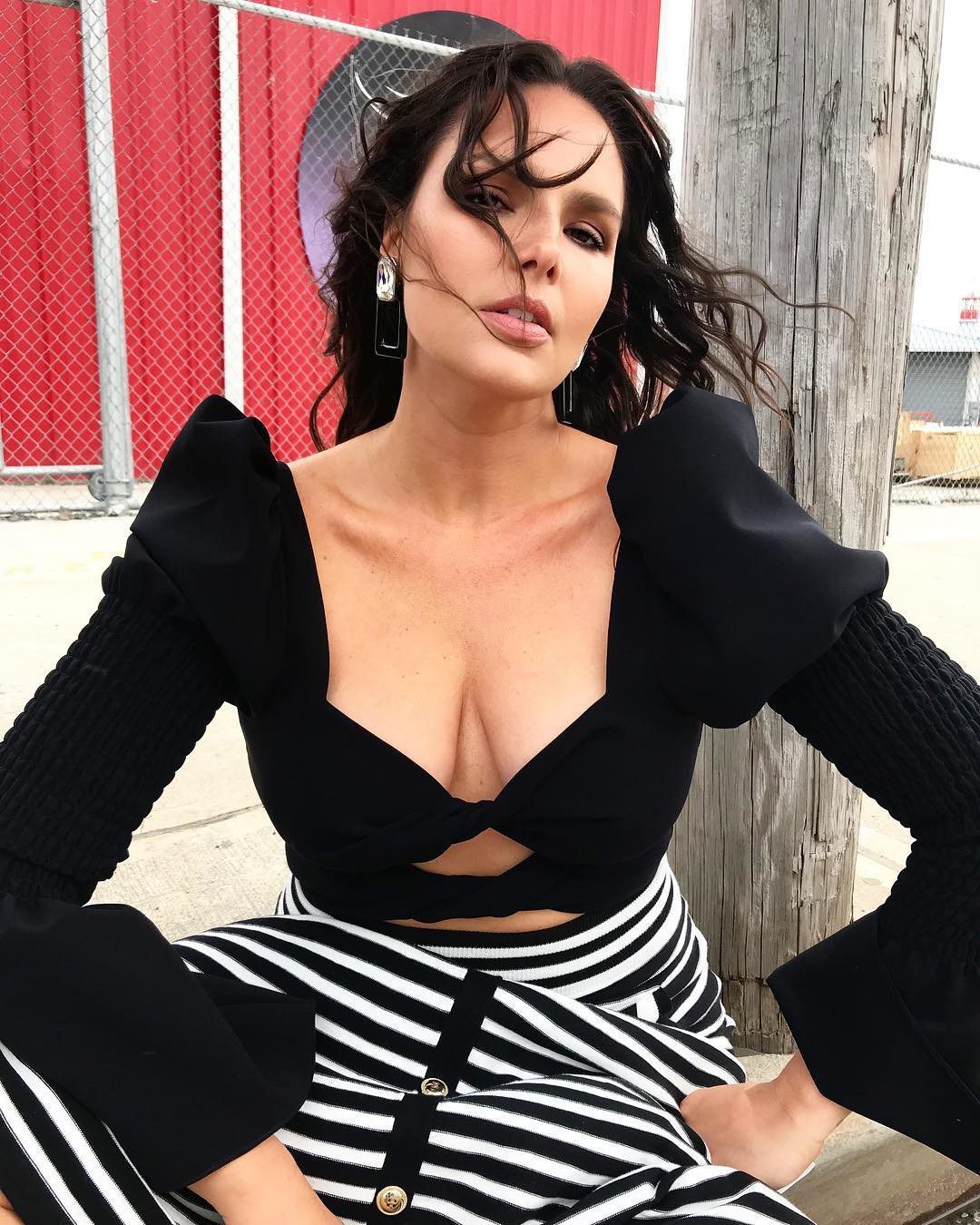 Candice Huffine Nude And Sexy 003