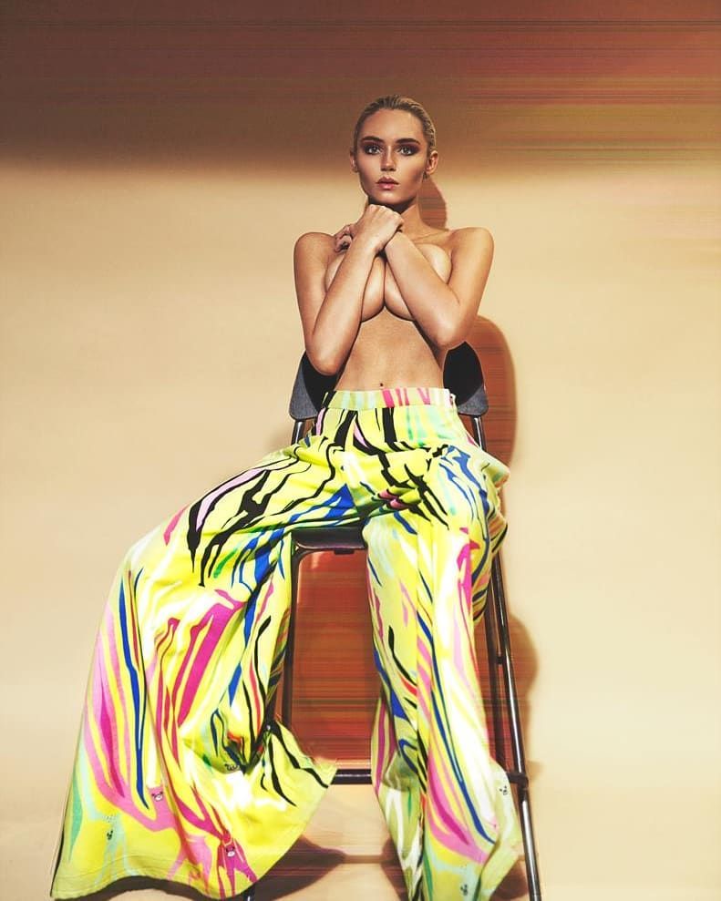 Lucie Donlan Nude & Sexy 022