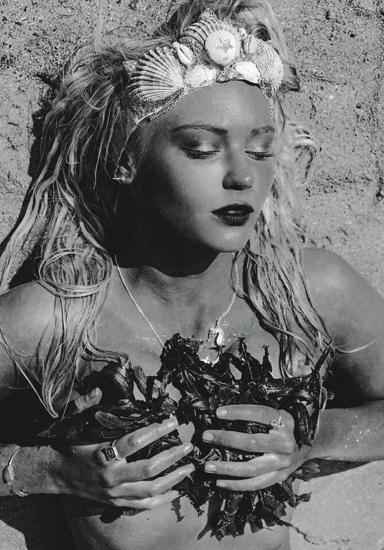 Lucie Donlan Nude & Sexy 007