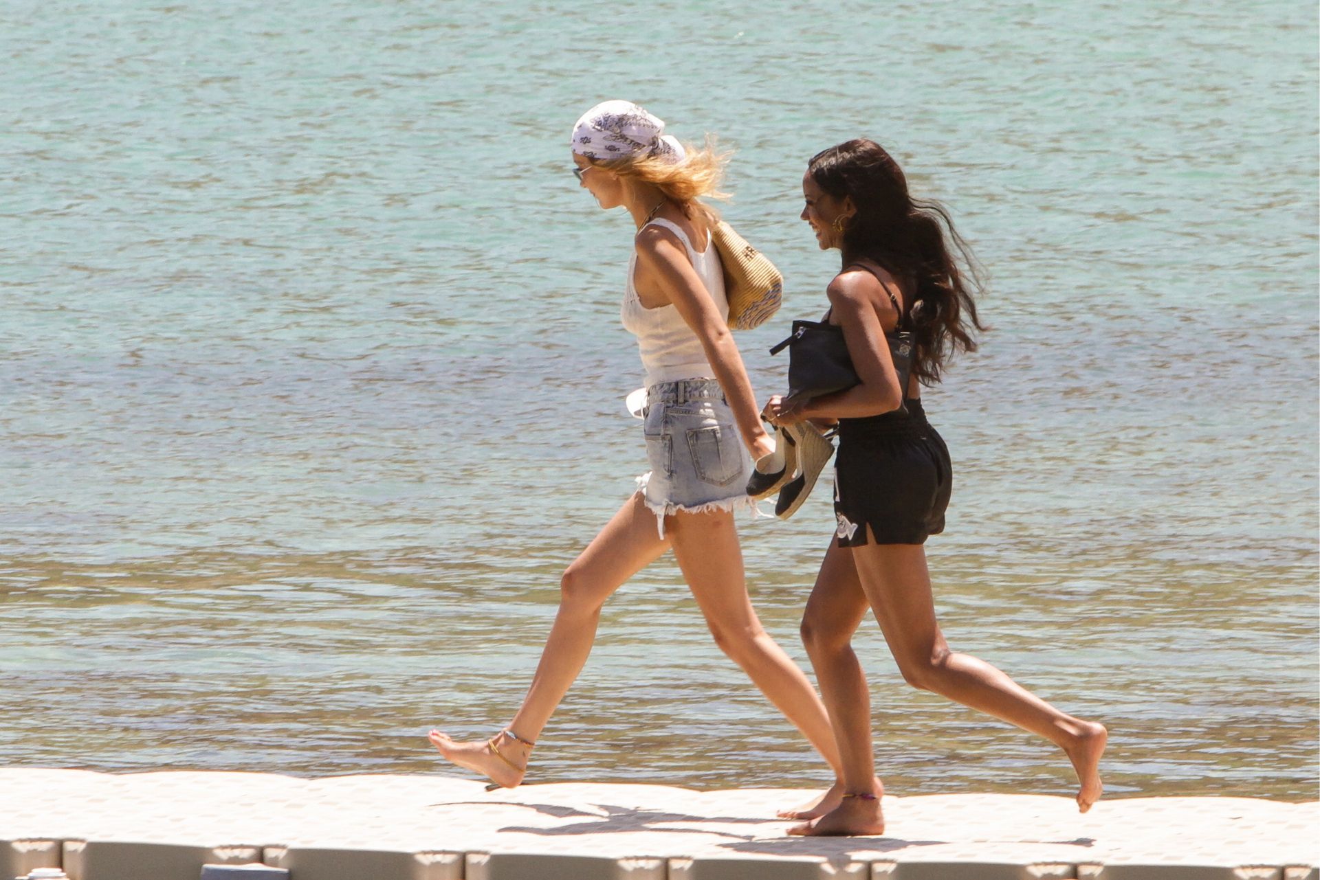 Bella Hadid, Gigi Hadid, Alana Hadid Sexy 035