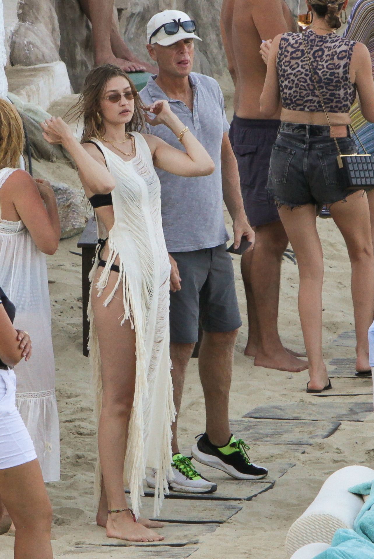 Bella Hadid, Gigi Hadid, Alana Hadid Sexy 042