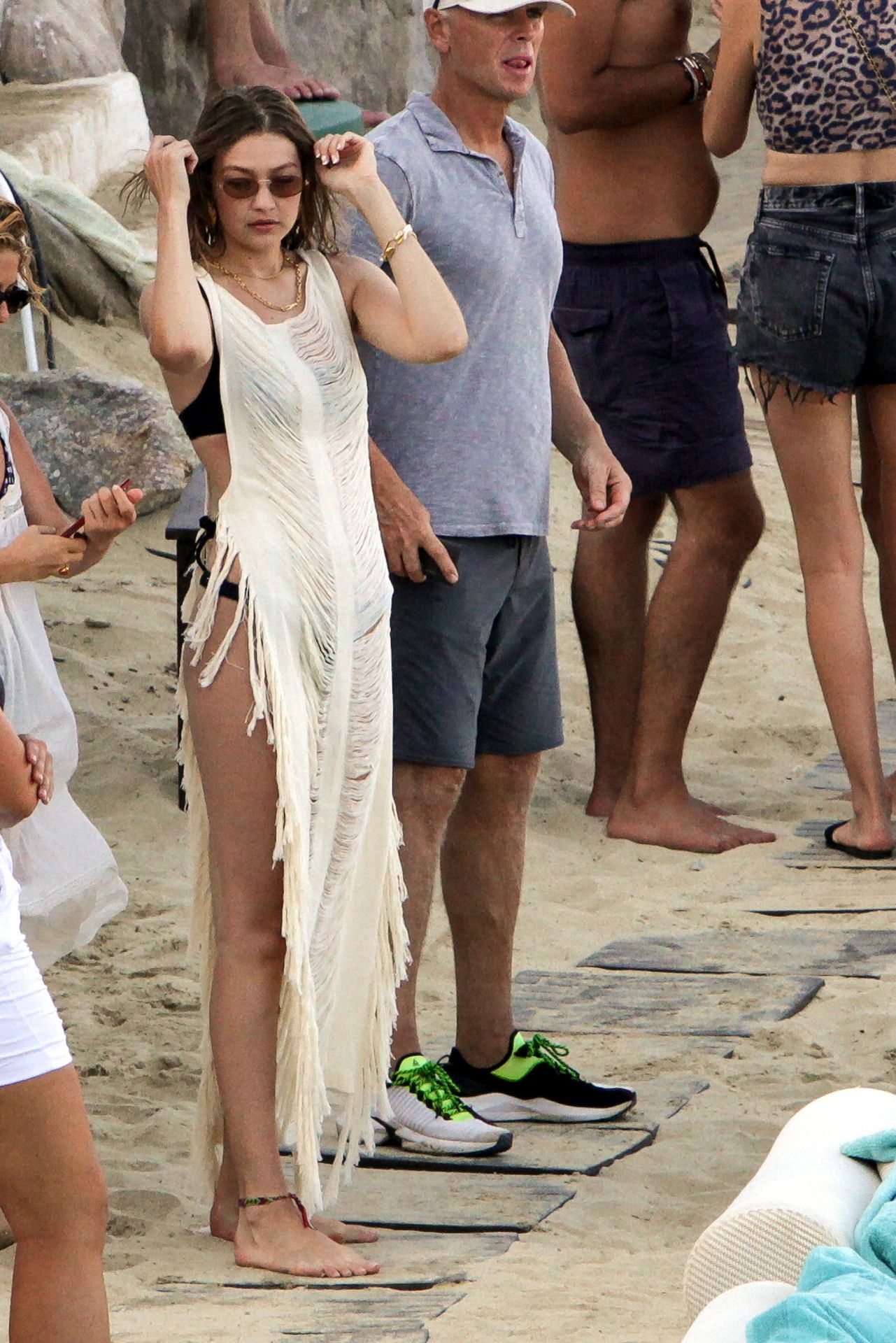 Bella Hadid, Gigi Hadid, Alana Hadid Sexy 056