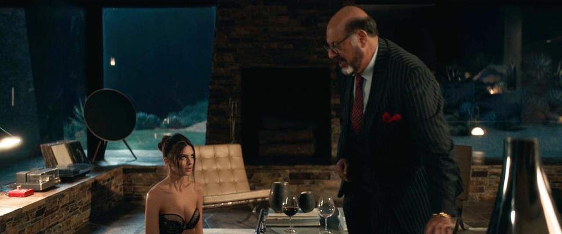 Emily Ratajkowski Sexy – Lying And Stealing 002