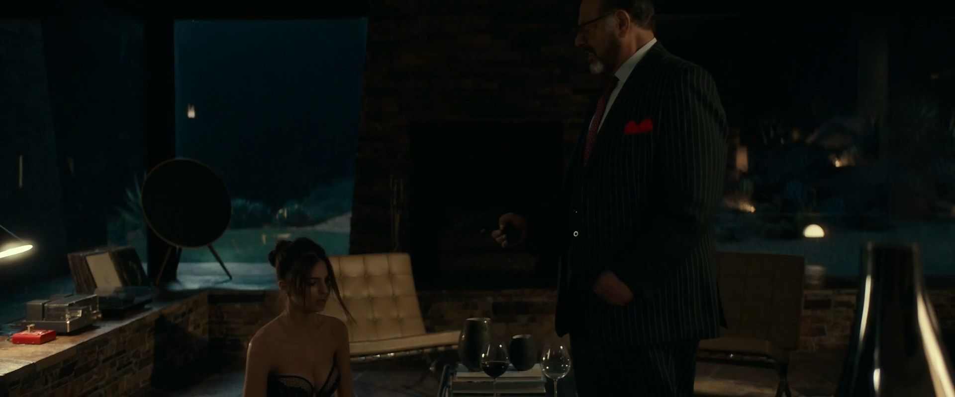 Emily Ratajkowski Sexy – Lying And Stealing 006