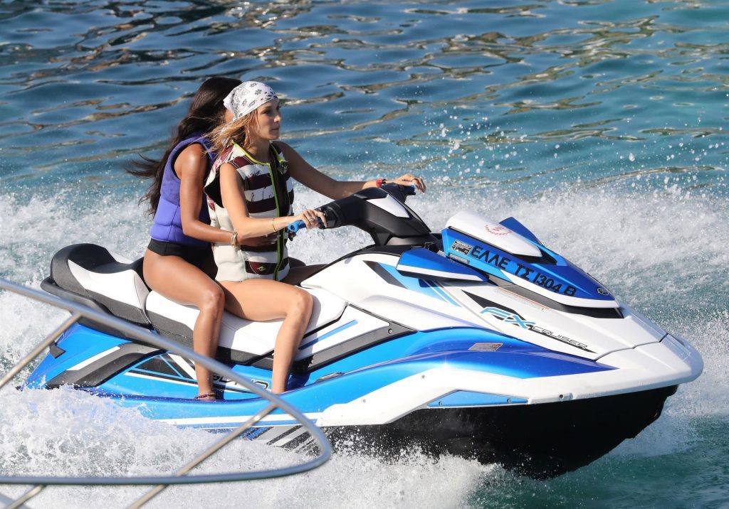 Gigi Hadid, Bella Hadid, Alana Hadid Sexy 015