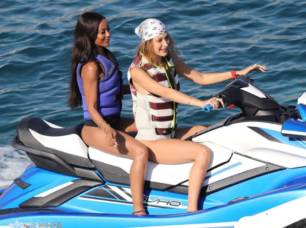 Gigi Hadid, Bella Hadid, Alana Hadid Sexy 016