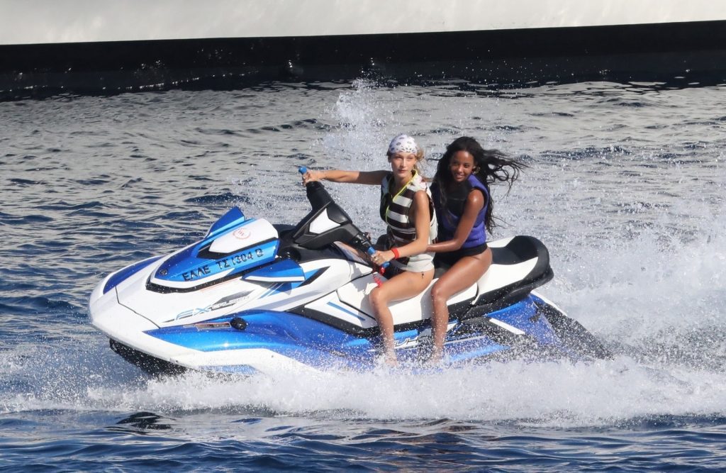 Gigi Hadid, Bella Hadid, Alana Hadid Sexy 018