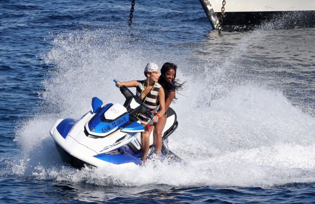 Gigi Hadid, Bella Hadid, Alana Hadid Sexy 019