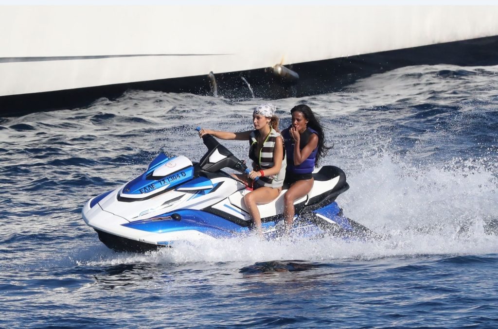 Gigi Hadid, Bella Hadid, Alana Hadid Sexy 037