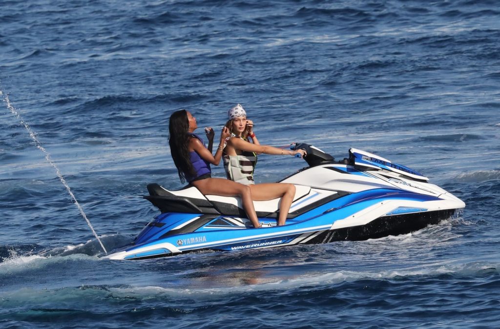 Gigi Hadid, Bella Hadid, Alana Hadid Sexy 038