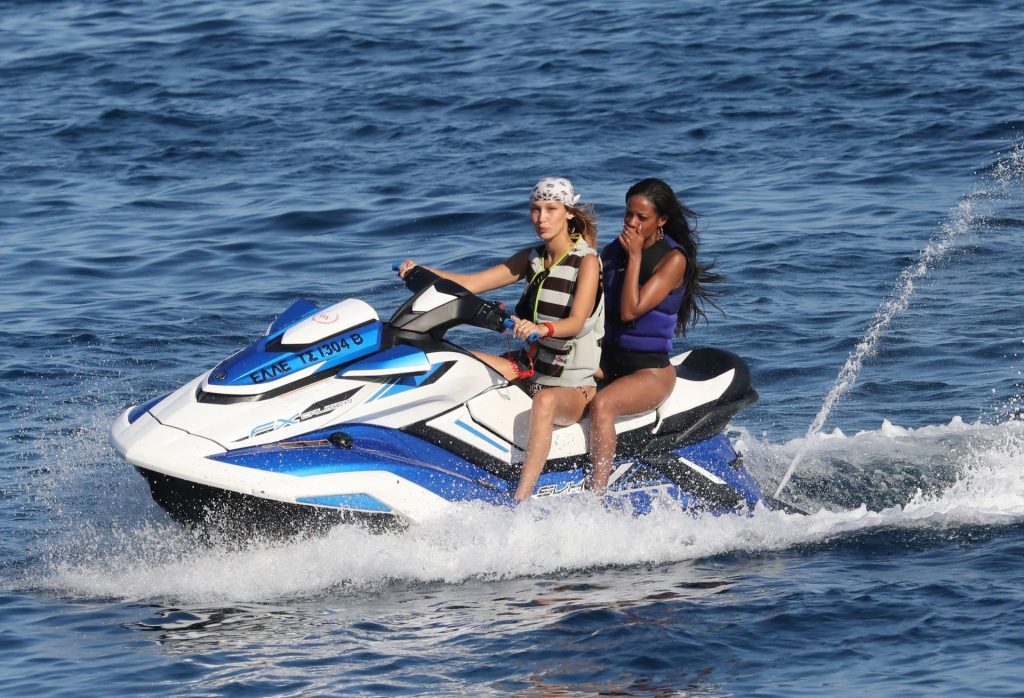 Gigi Hadid, Bella Hadid, Alana Hadid Sexy 040