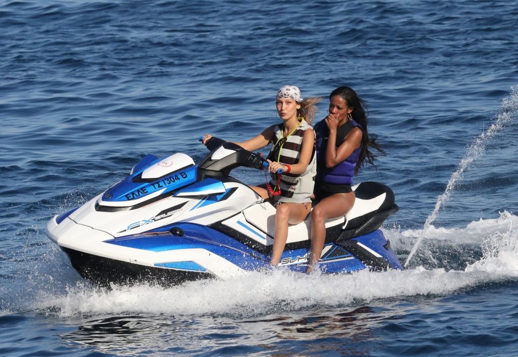 Gigi Hadid, Bella Hadid, Alana Hadid Sexy 041