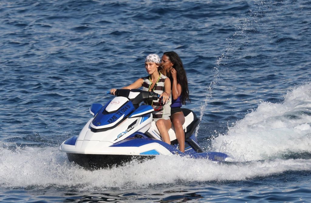 Gigi Hadid, Bella Hadid, Alana Hadid Sexy 042