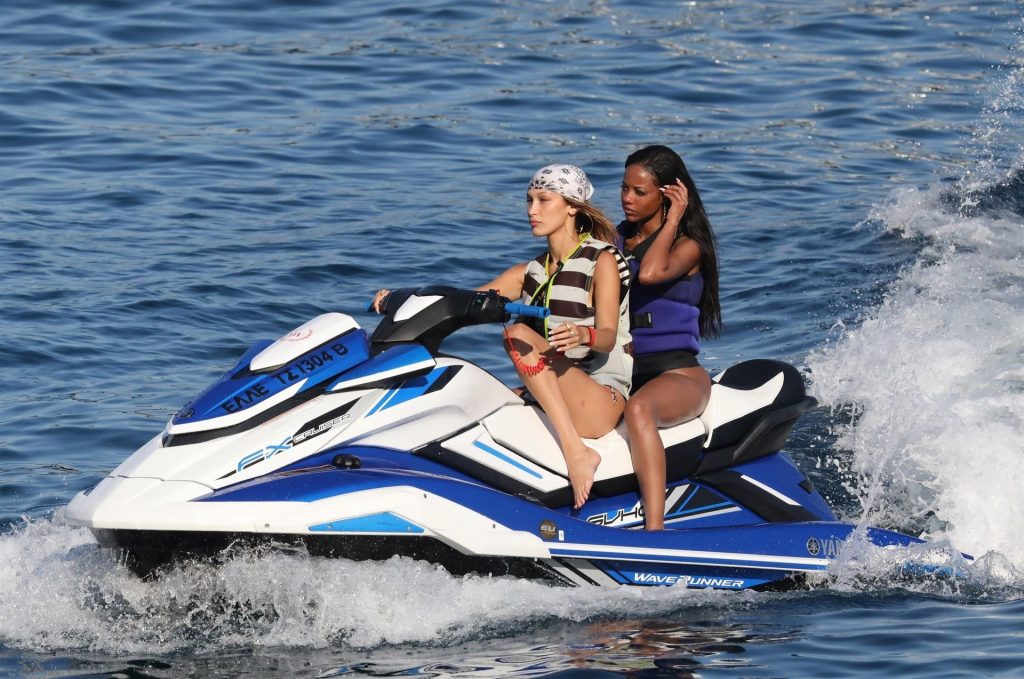 Gigi Hadid, Bella Hadid, Alana Hadid Sexy 044