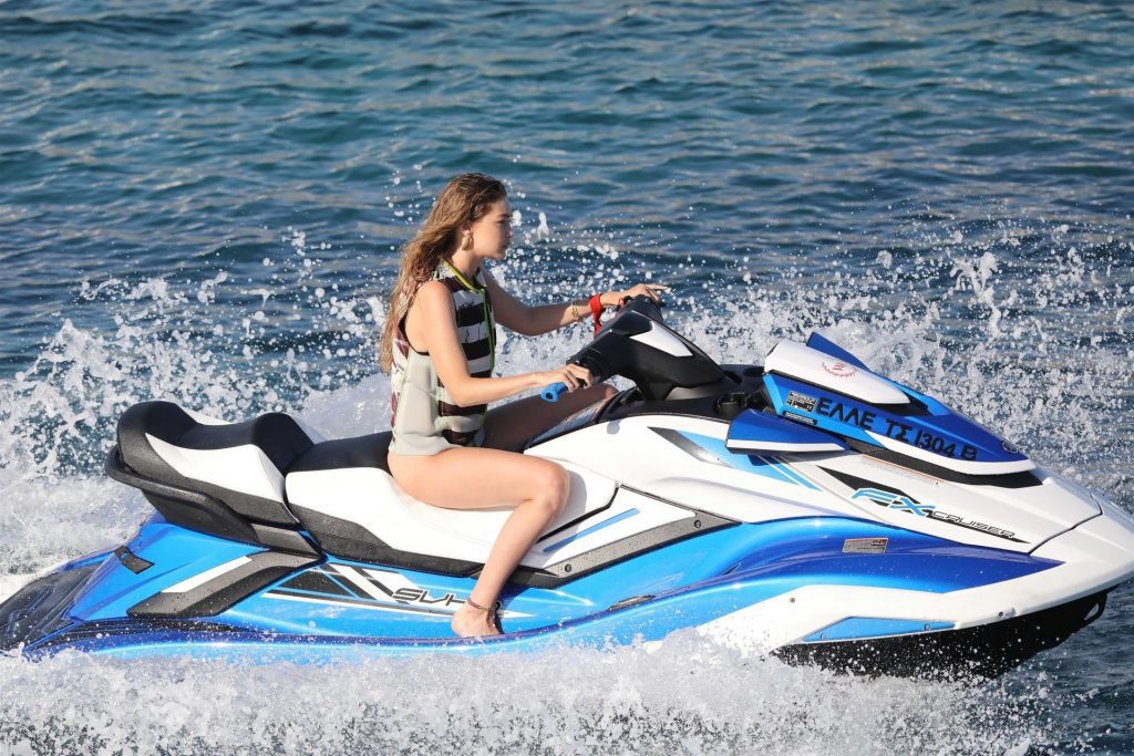 Gigi Hadid, Bella Hadid, Alana Hadid Sexy 056