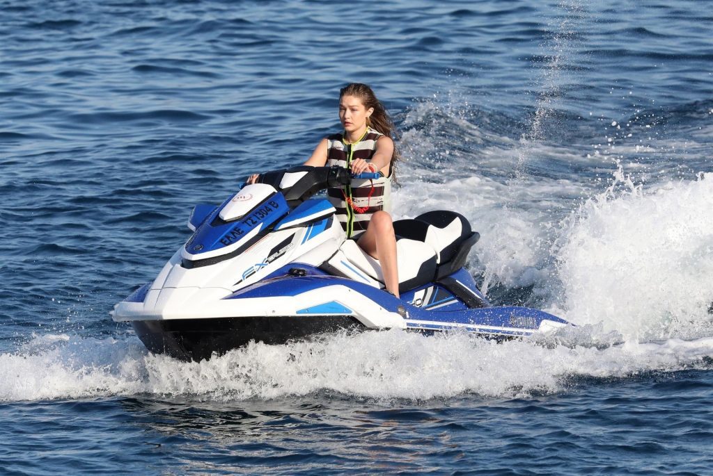 Gigi Hadid, Bella Hadid, Alana Hadid Sexy 060