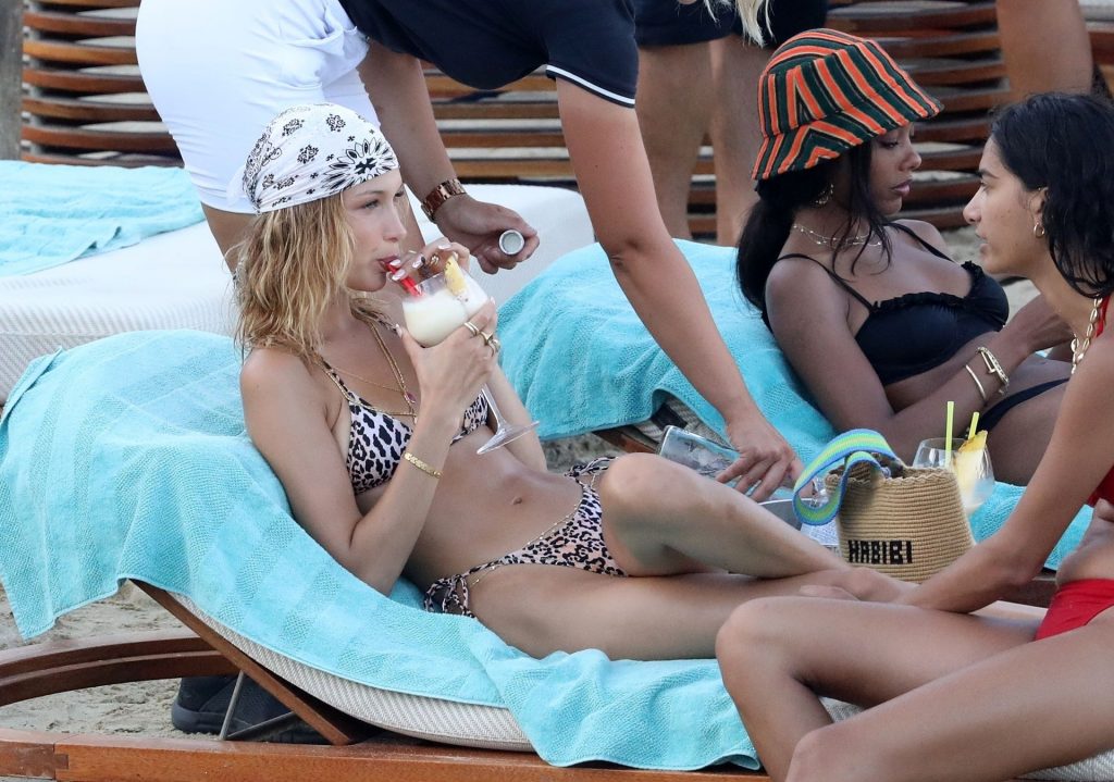 Gigi Hadid, Bella Hadid, Alana Hadid Sexy 083