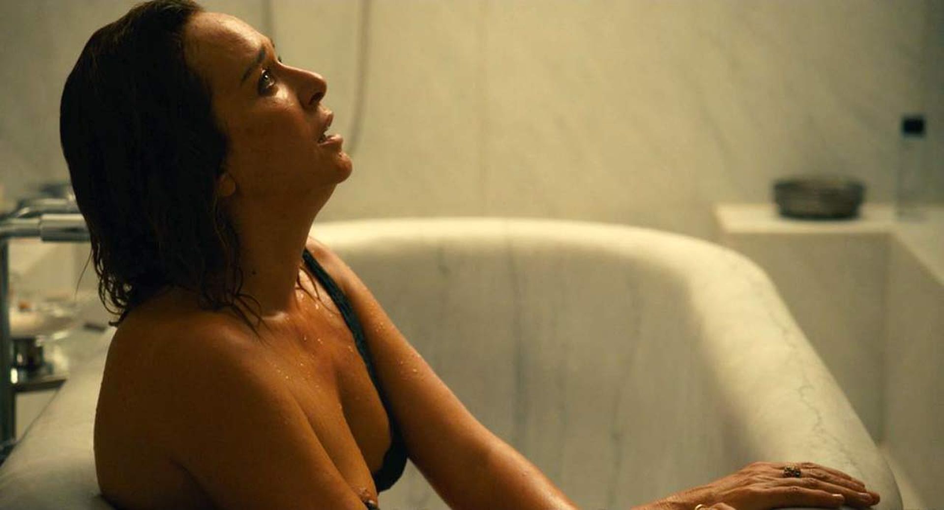 Valeria Golino Nude – Les Estivants 004