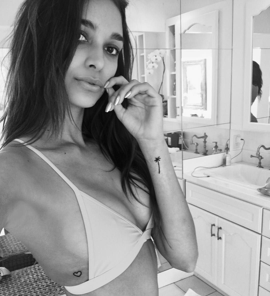 April Love Geary Nude & Sexy 030