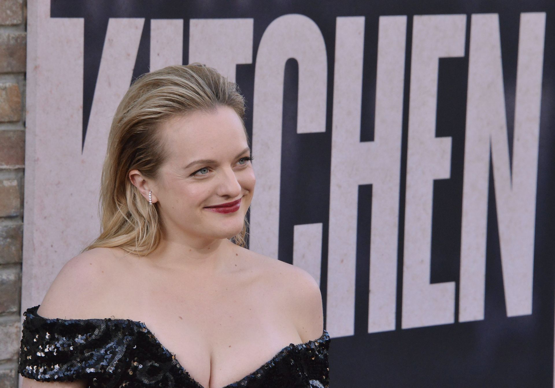 Elisabeth Moss Sexy 011