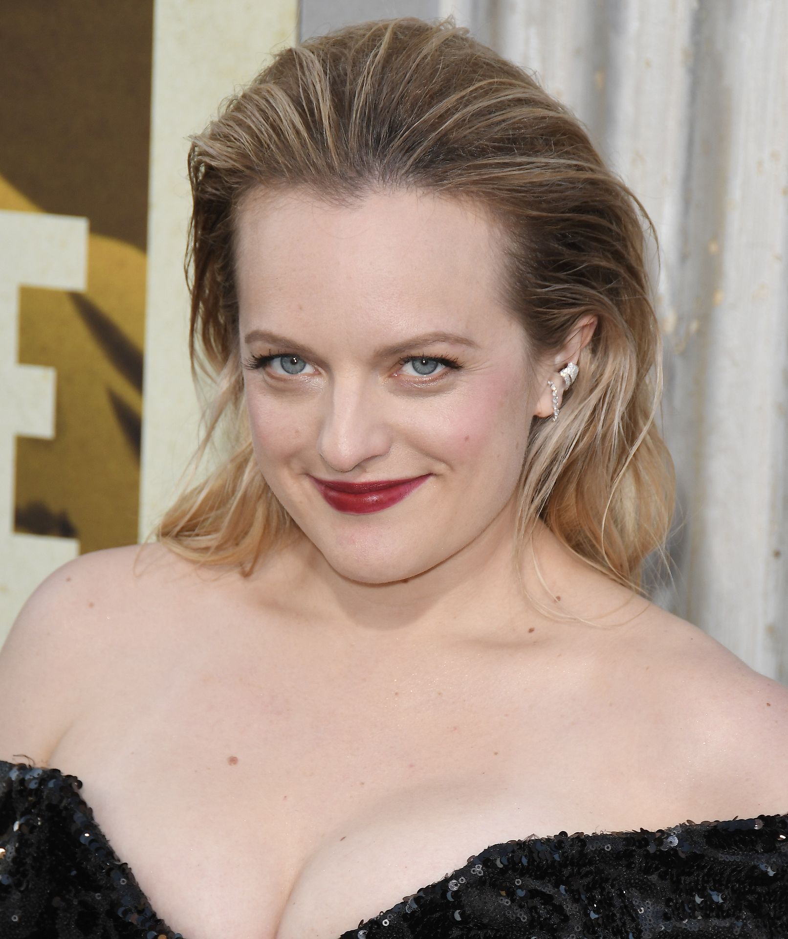 Elisabeth Moss Sexy 013