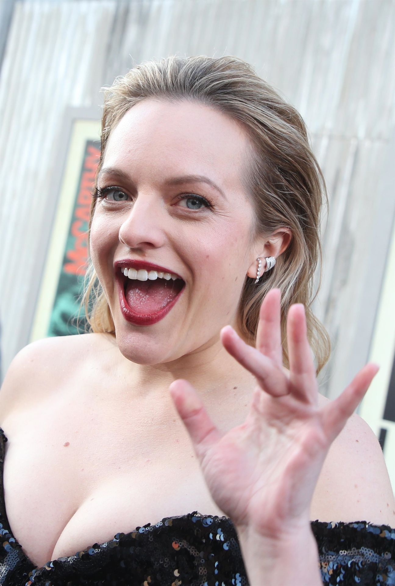 Elisabeth Moss Sexy 038