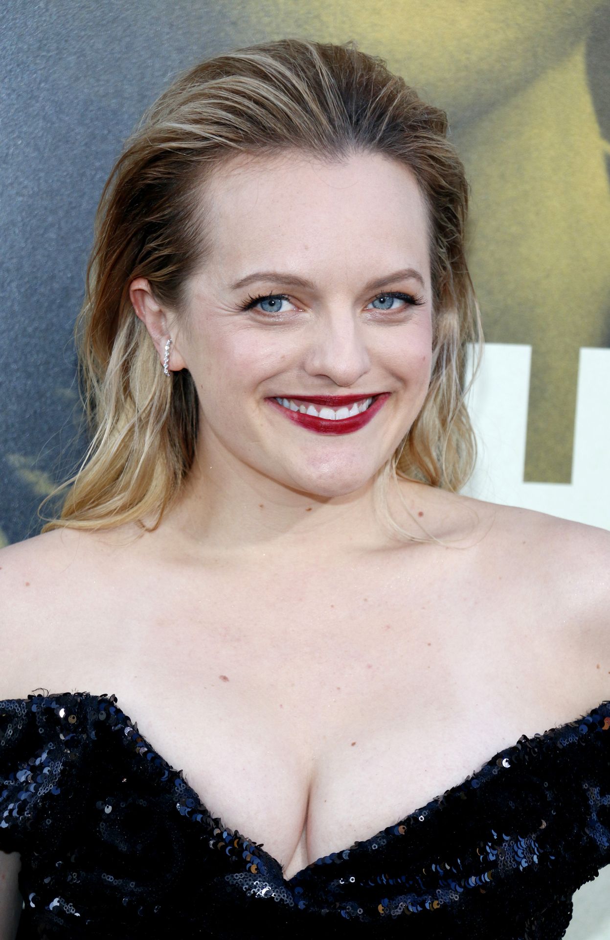 Elisabeth Moss Sexy 056