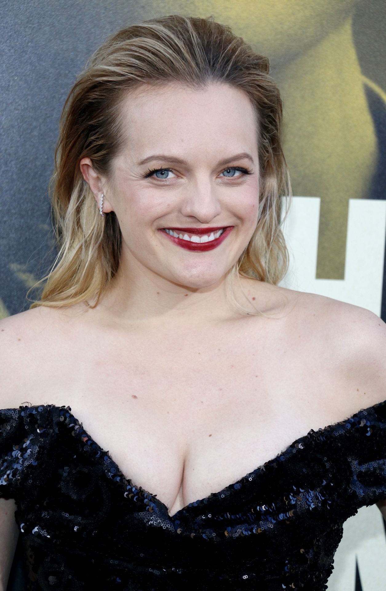 Elisabeth Moss Sexy 057