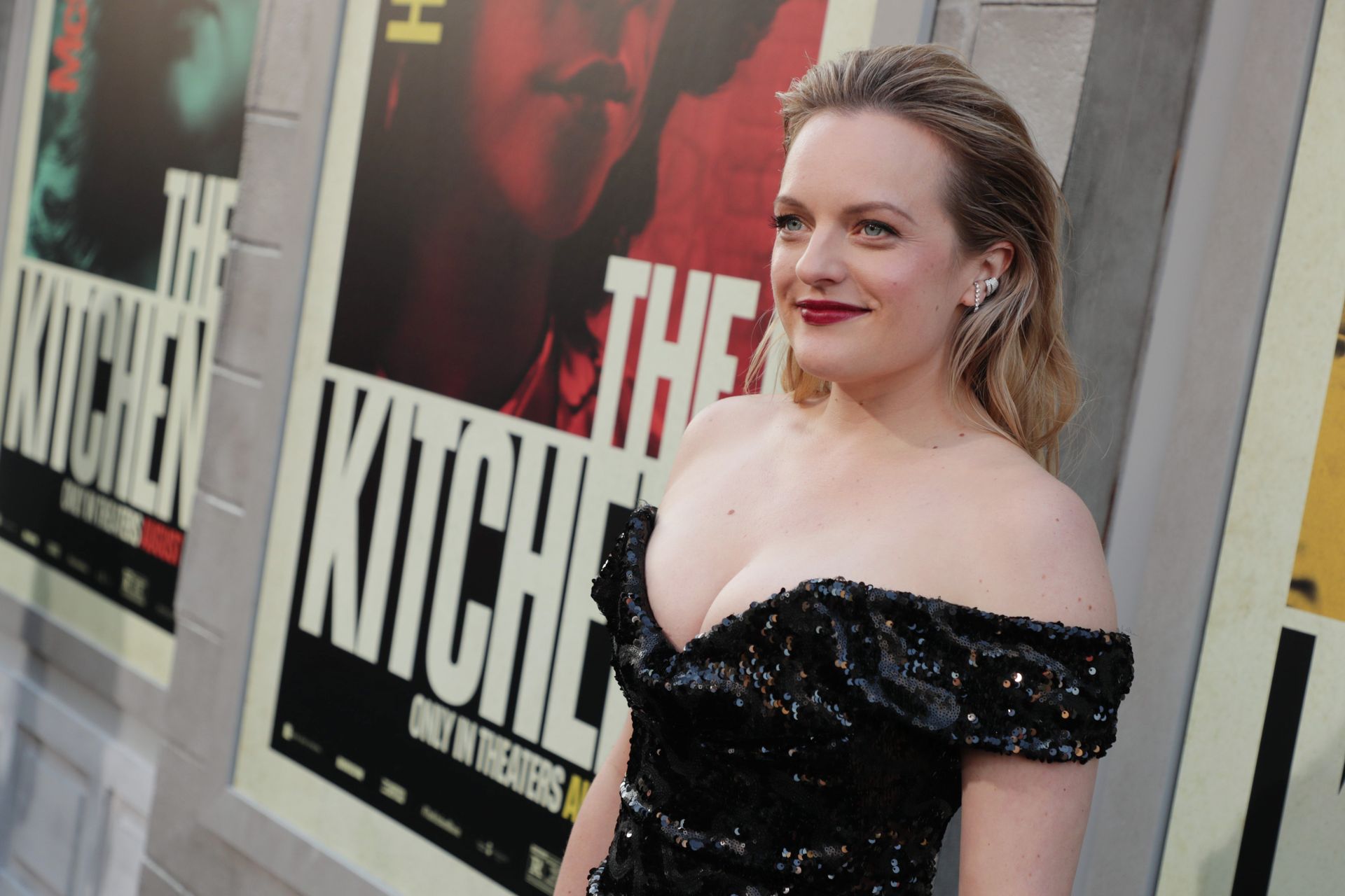 Elisabeth Moss Sexy 063