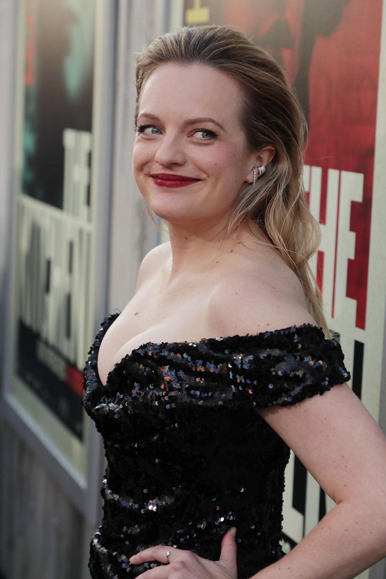 Elisabeth Moss Sexy 065