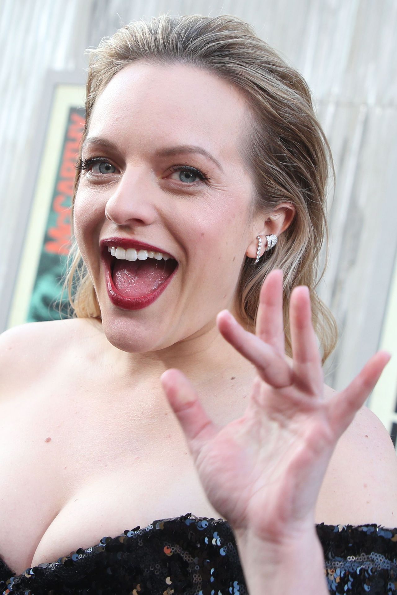 Elisabeth Moss Sexy 068