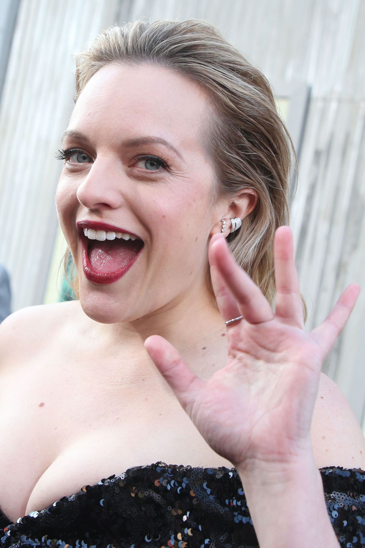 Elisabeth Moss Sexy 069