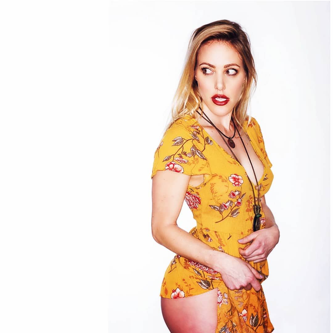 Kate Quigley Nude & Sexy 047