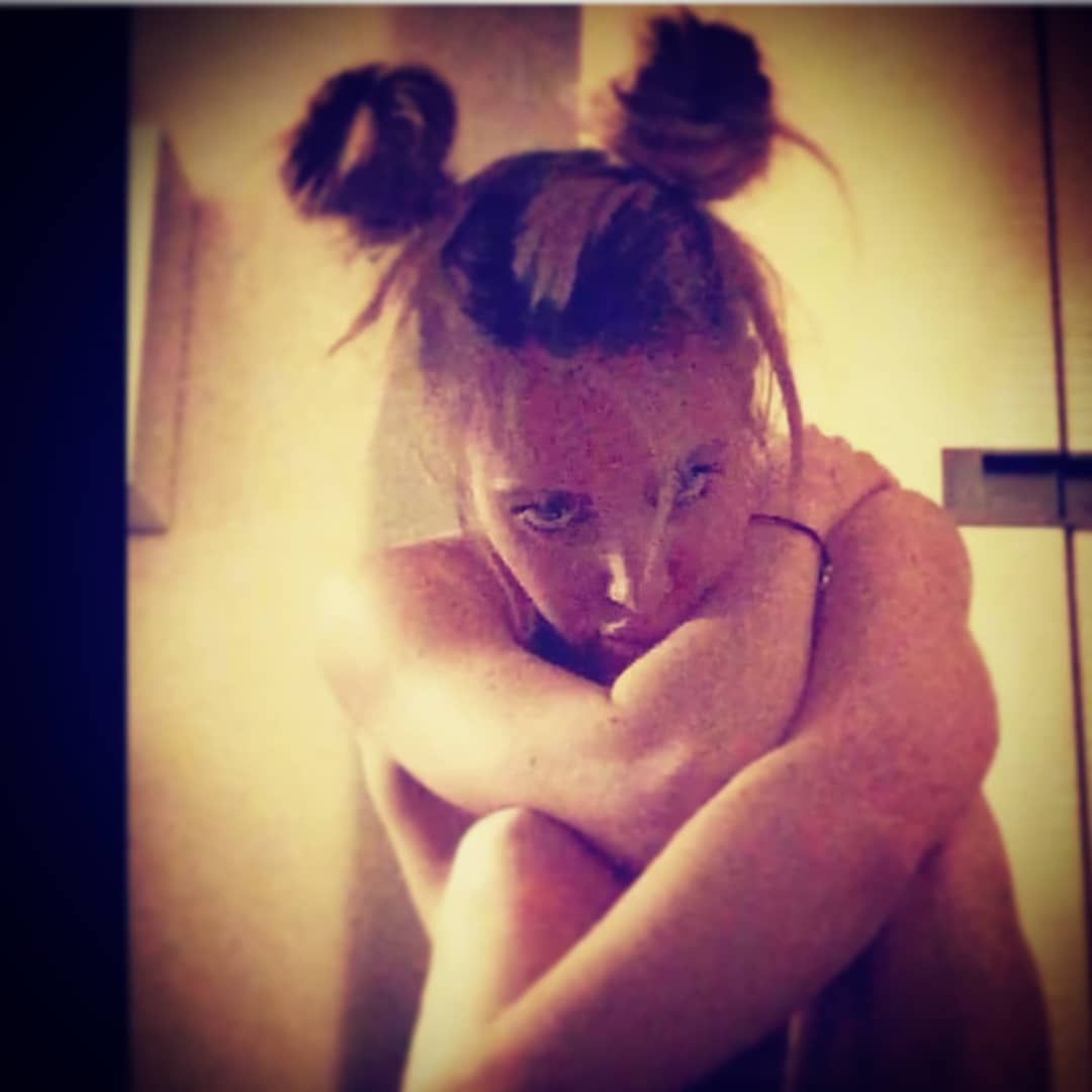 Kate Quigley Nude & Sexy 053