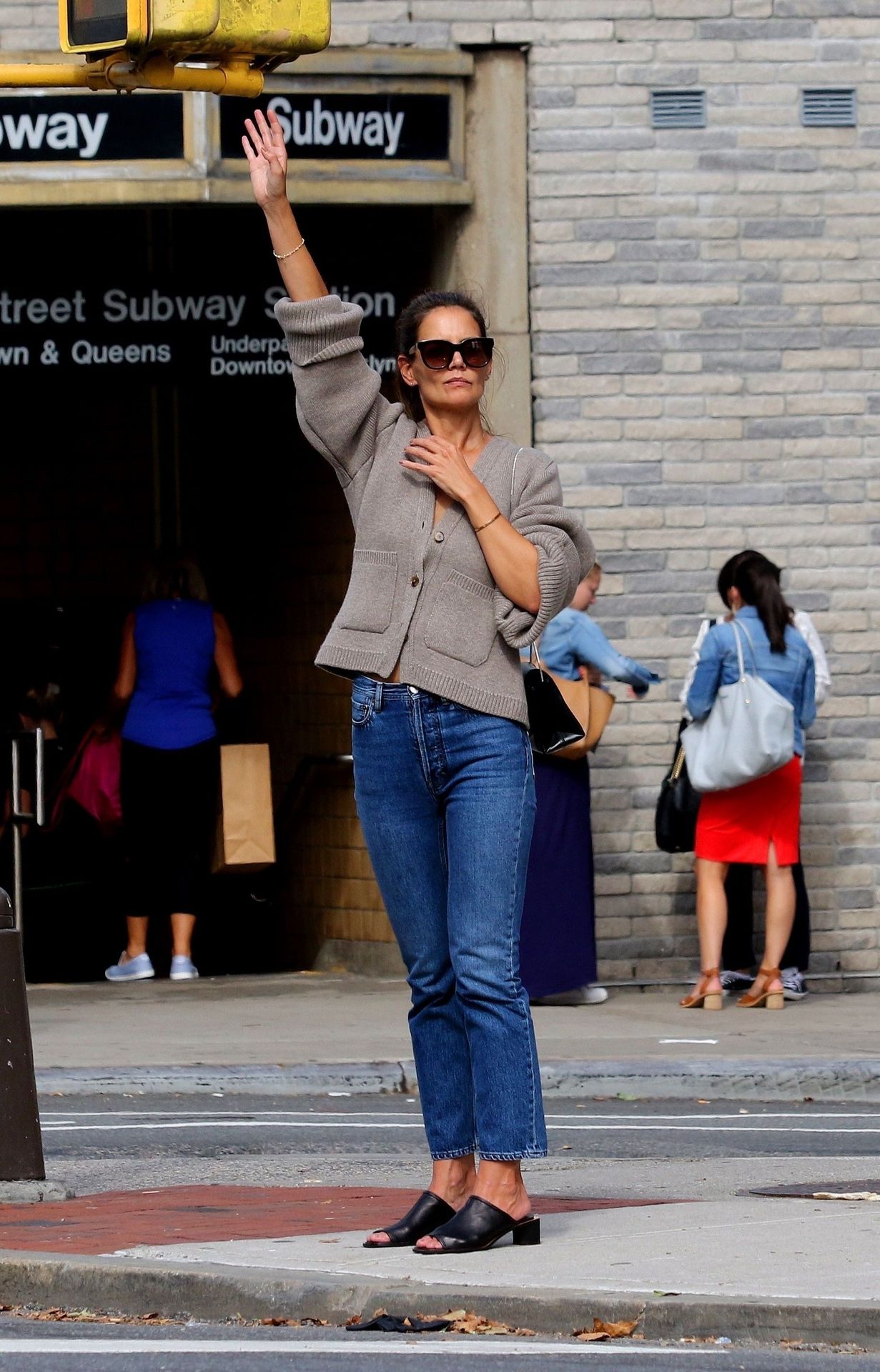 Katie Holmes Sexy 011