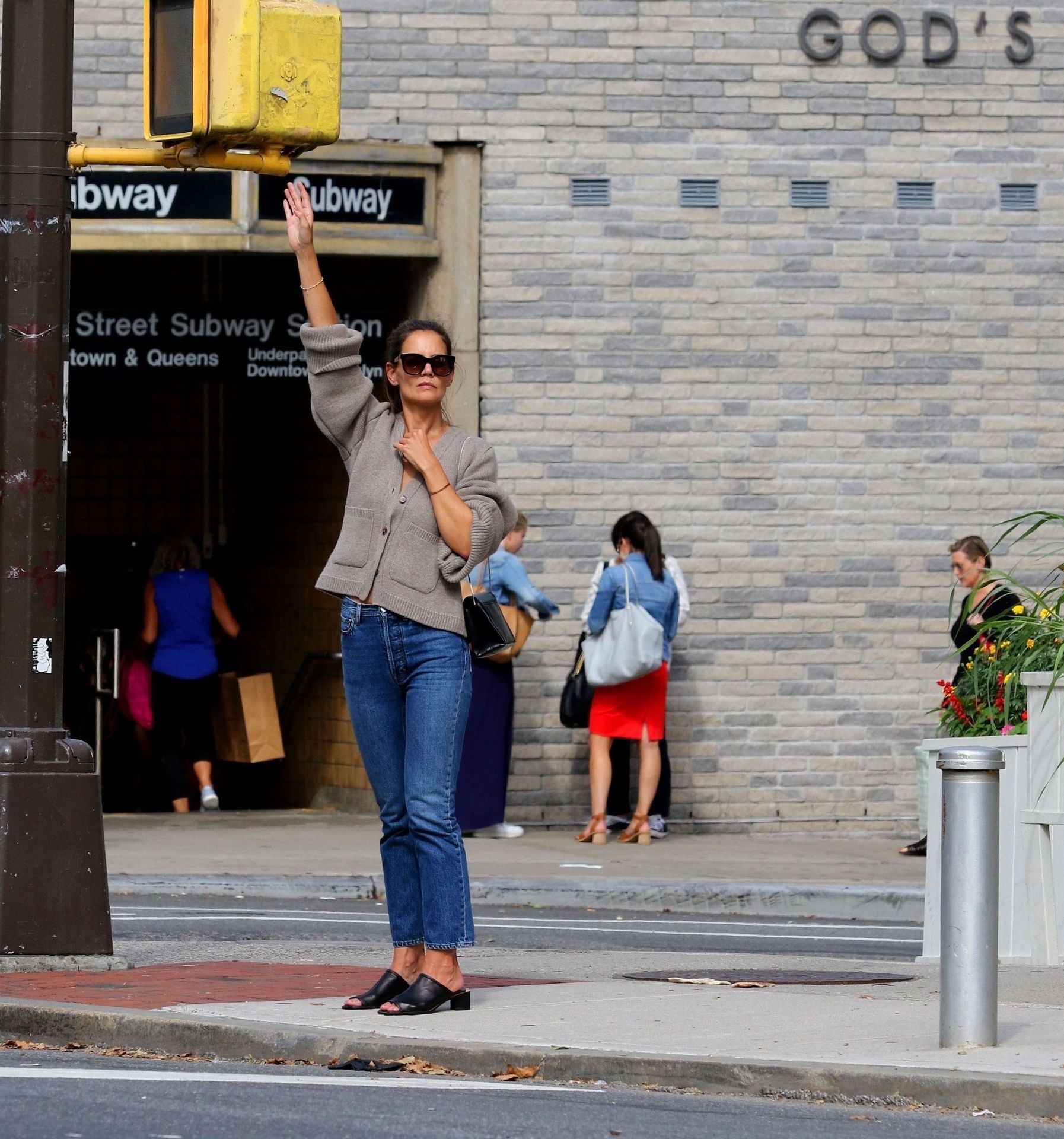 Katie Holmes Sexy 014