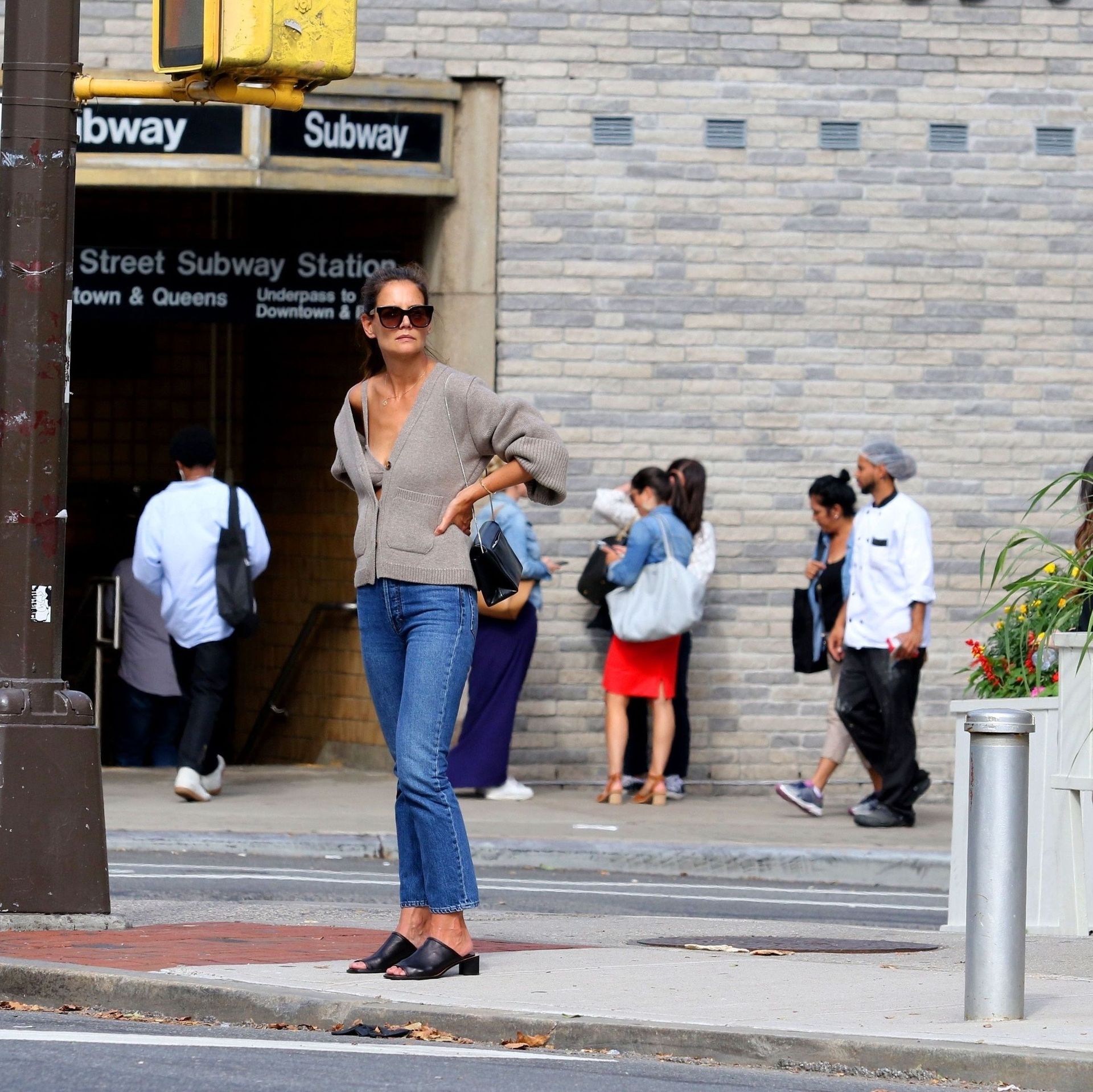 Katie Holmes Sexy 017