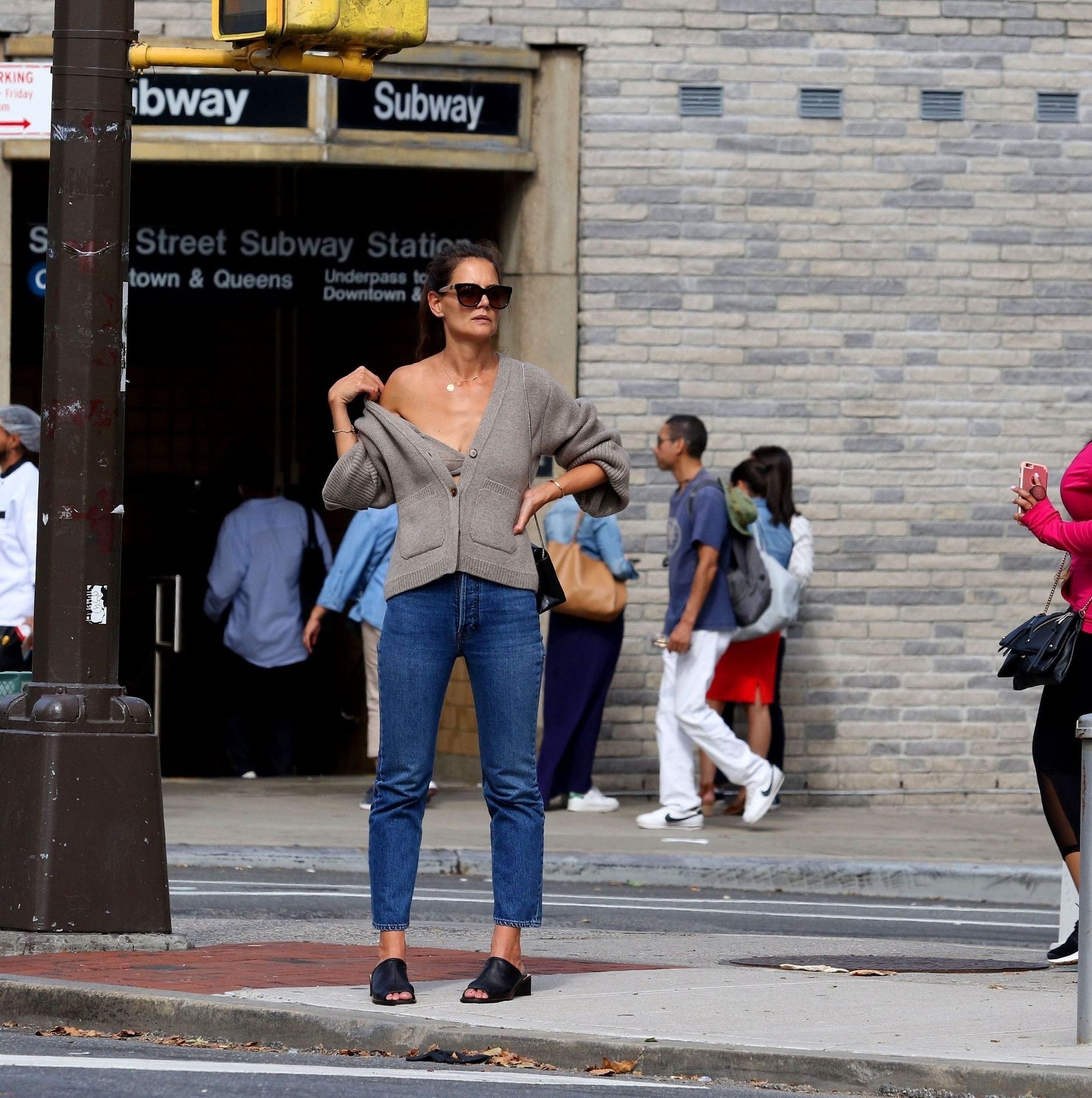 Katie Holmes Sexy 018