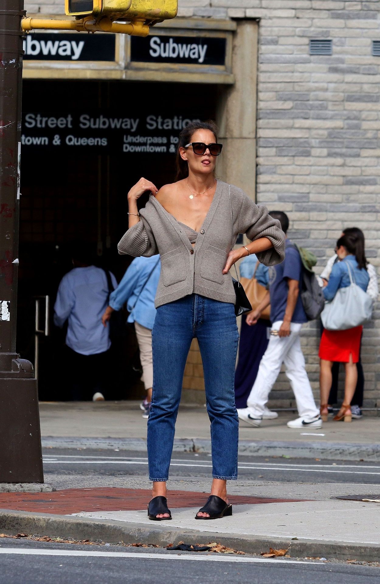 Katie Holmes Sexy 019