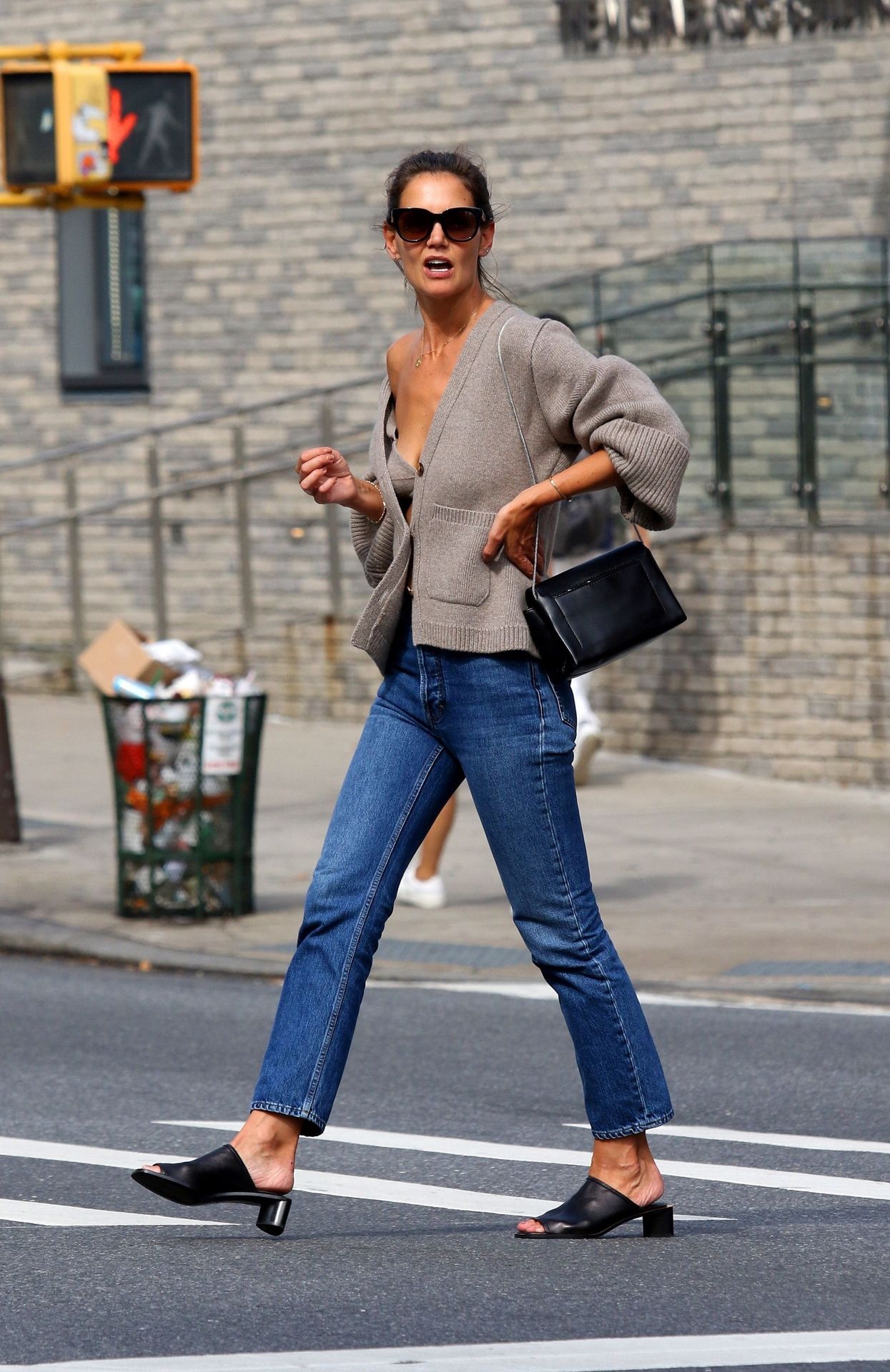 Katie Holmes Sexy 021