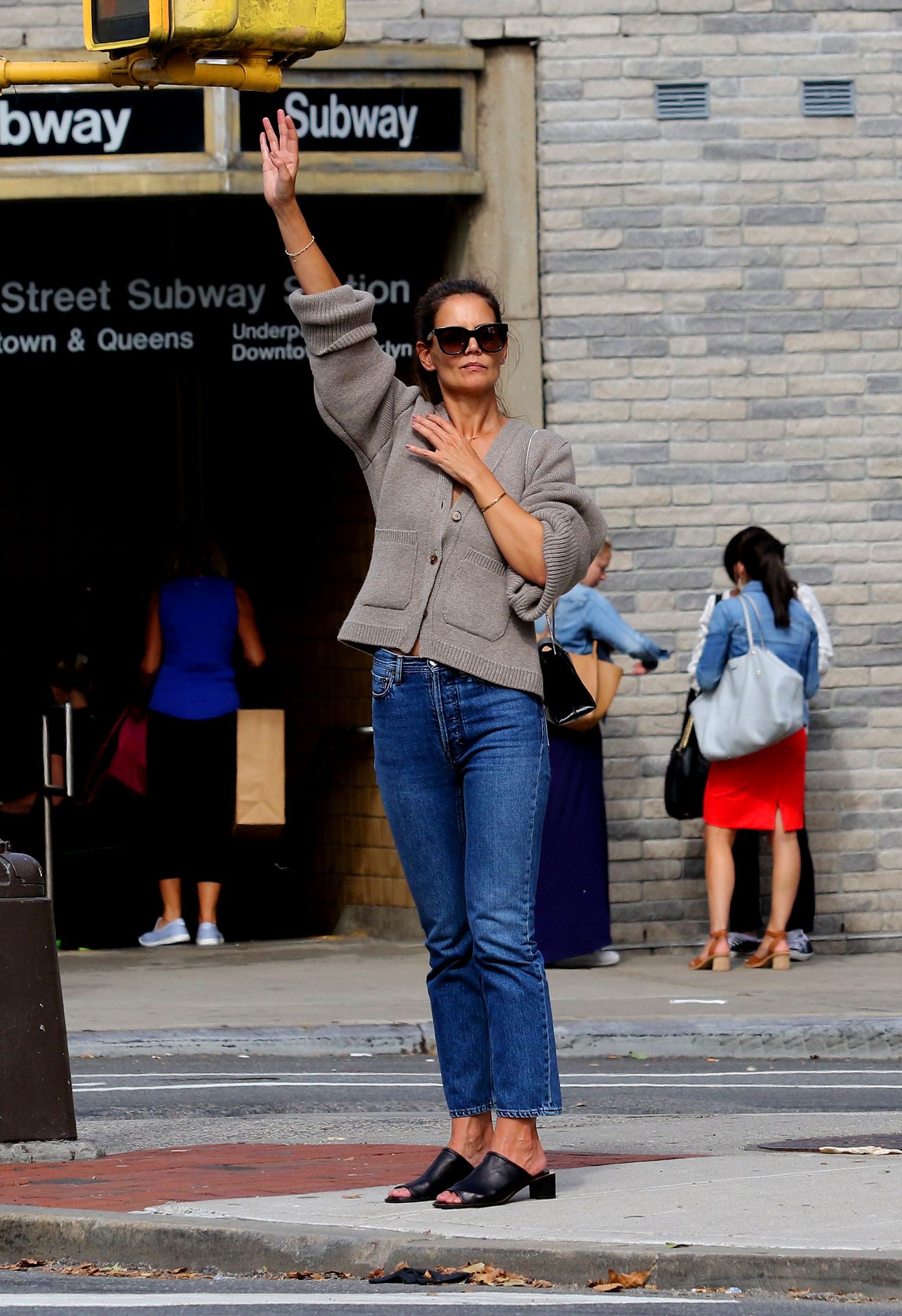 Katie Holmes Sexy 027