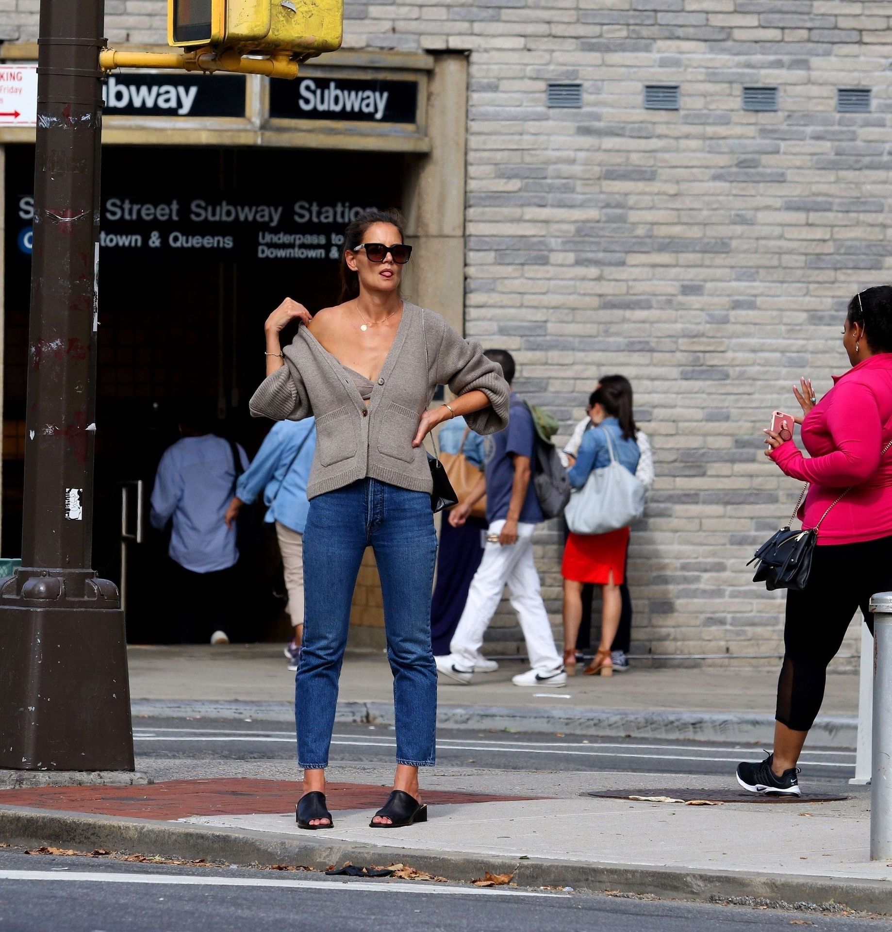 Katie Holmes Sexy 004