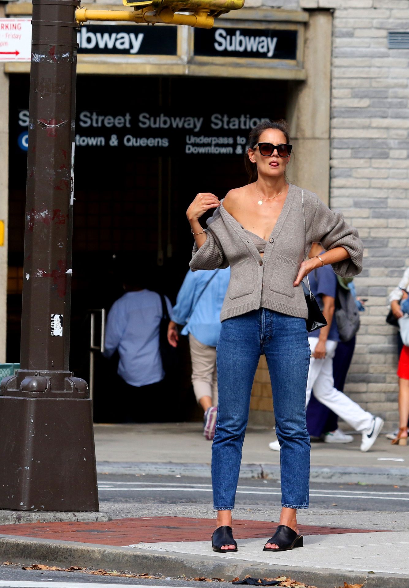 Katie Holmes Sexy 033